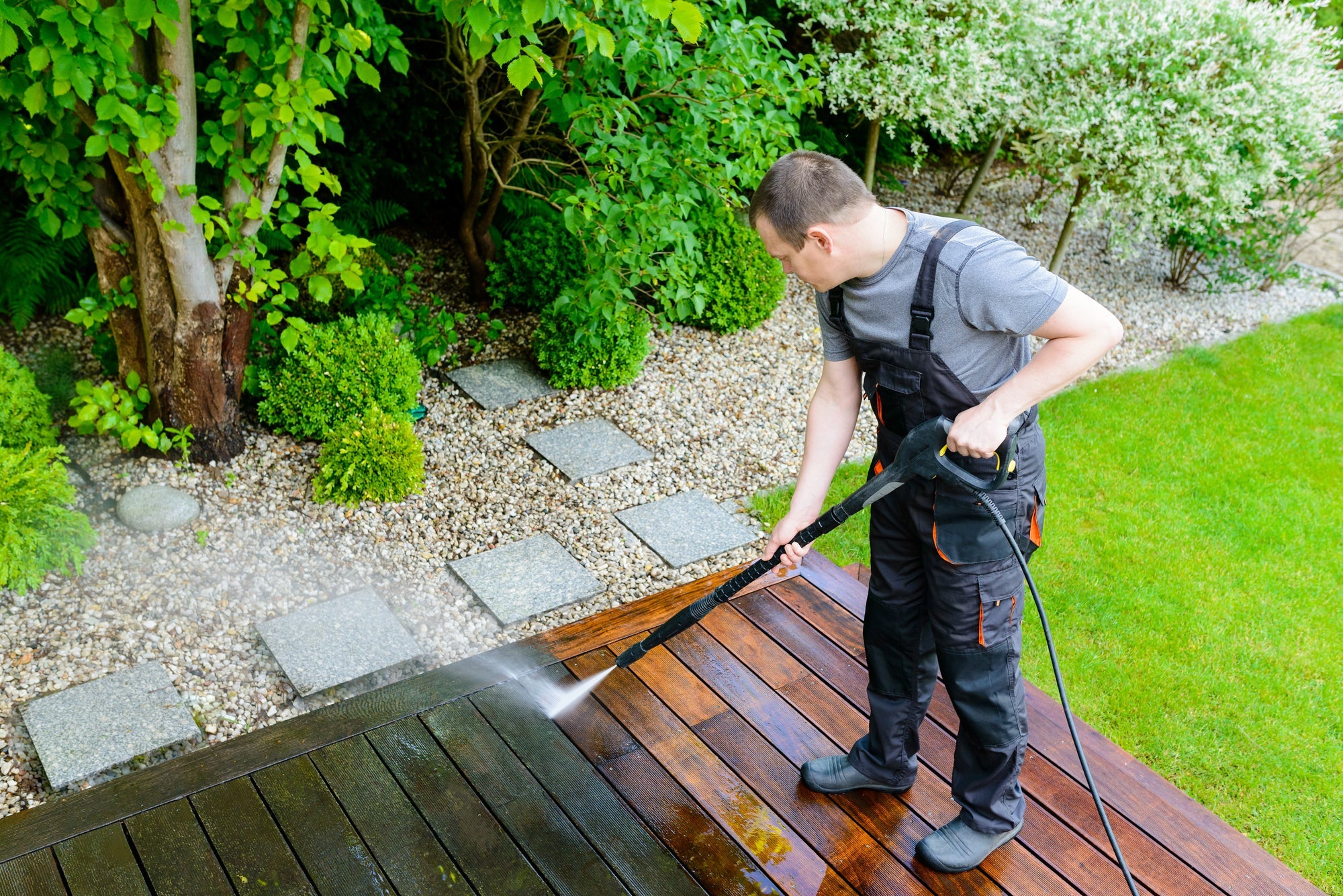 Holzterrasse reinigen: Einfache Tipps & Tricks